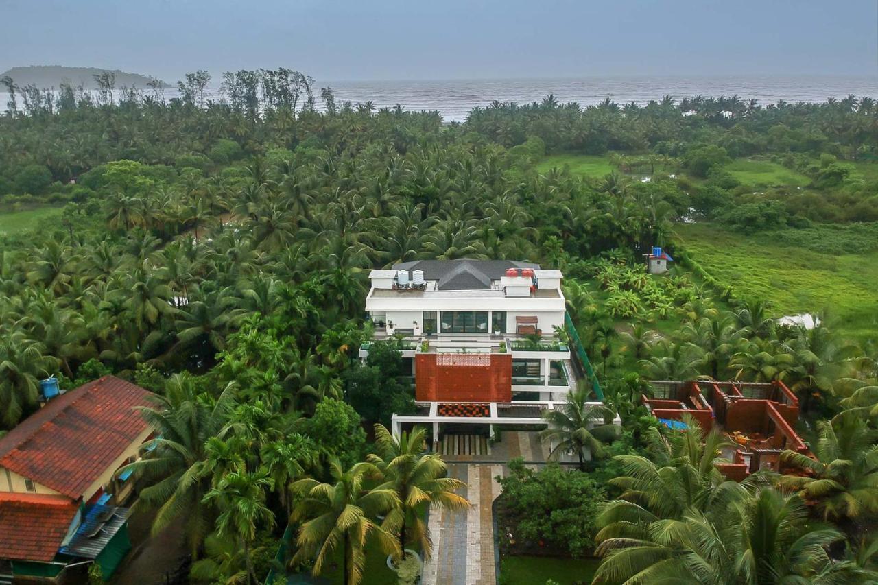 Villa Sereno: Elegant Retreat with Pool, Jacuzzi, and Entertainment Alibag Exterior photo